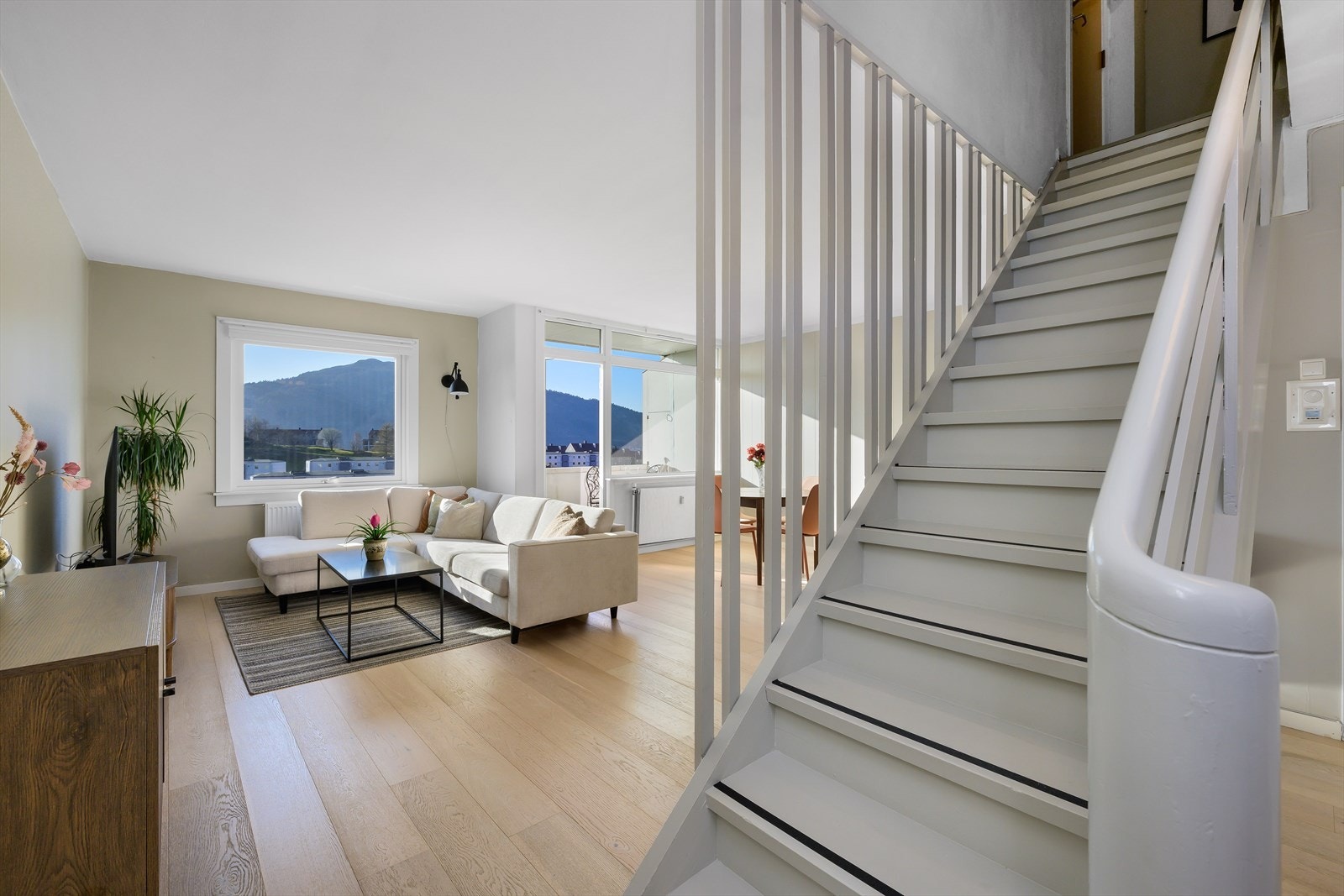 Trapp opp til inngangsparti, gang og soverom Galleribilde