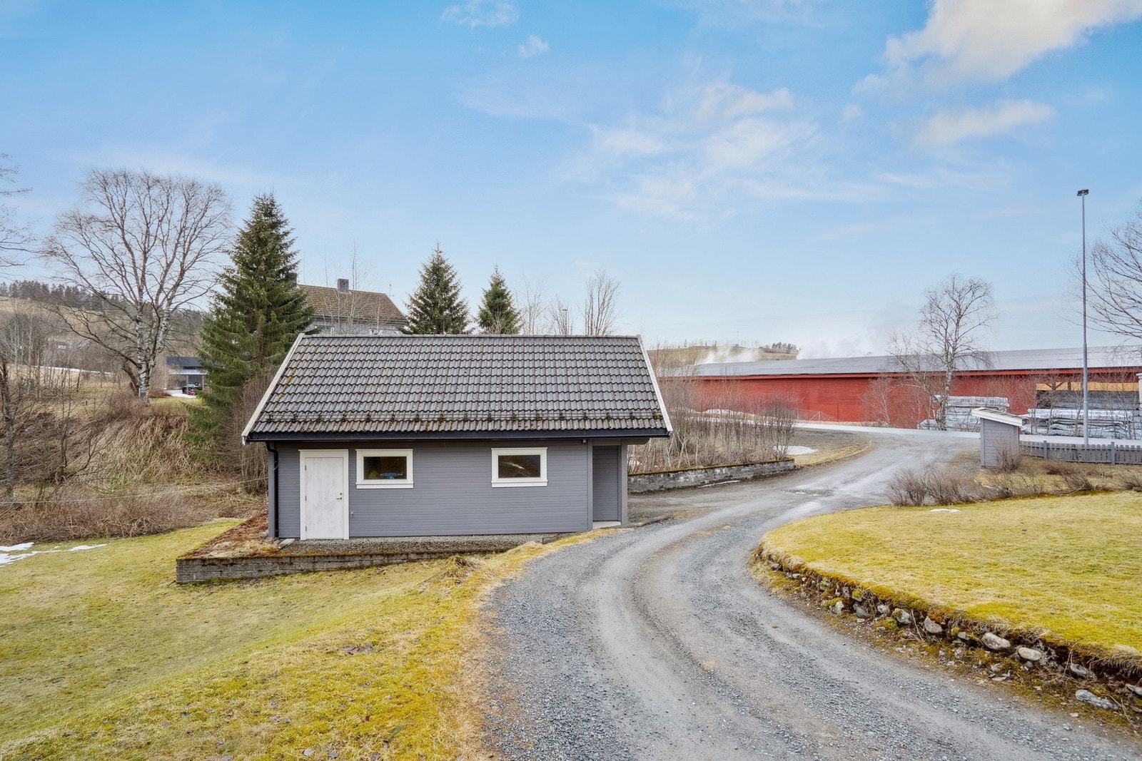 Parkering i garasje samt oppstillingsplass i stor gårdsplass. Galleribilde