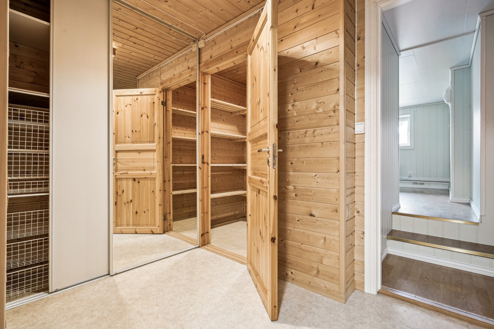 Gang med bod i sokkeletasjen. Galleribilde