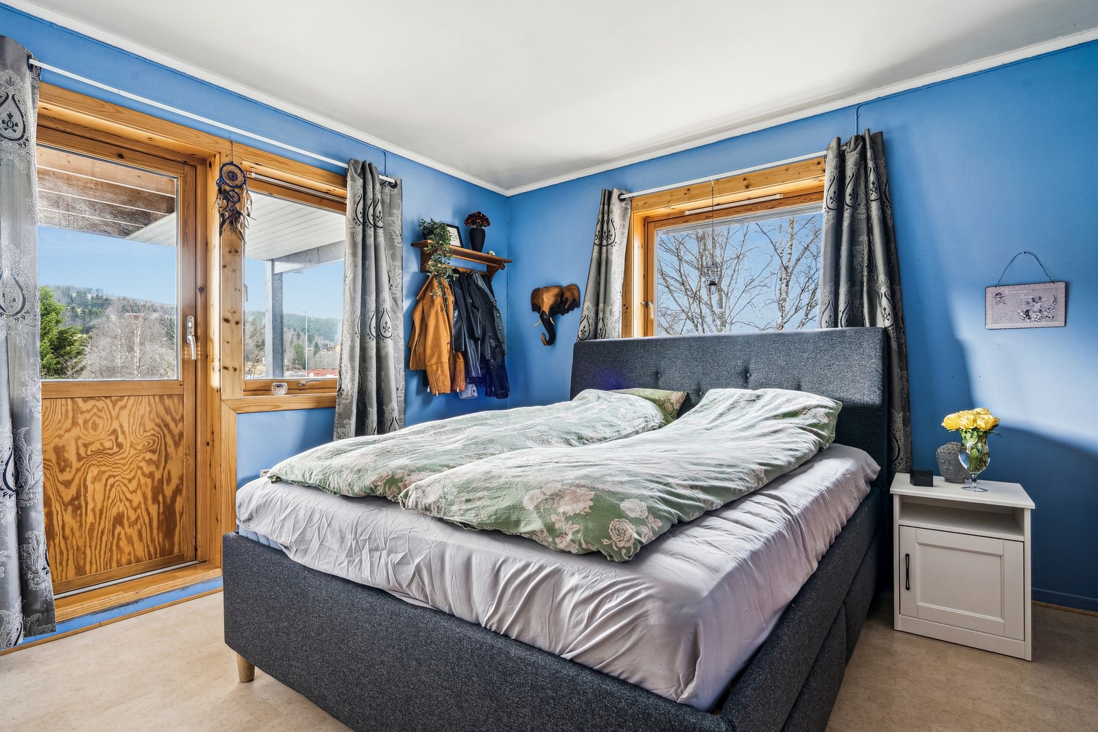 Soverom på 13,2 med utgang til verandaen. Galleribilde