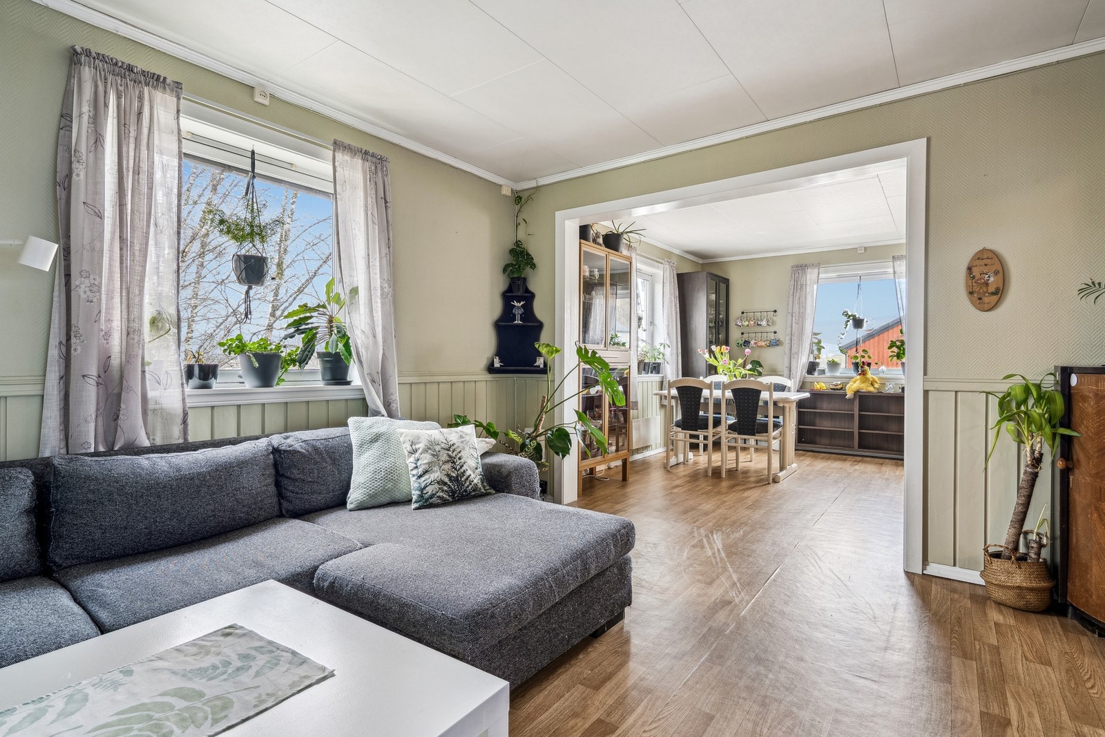 2. etasjen består av enhet med stue, spisestue, kjøkken, gang, 2 soverom og overbygd veranda. Galleribilde