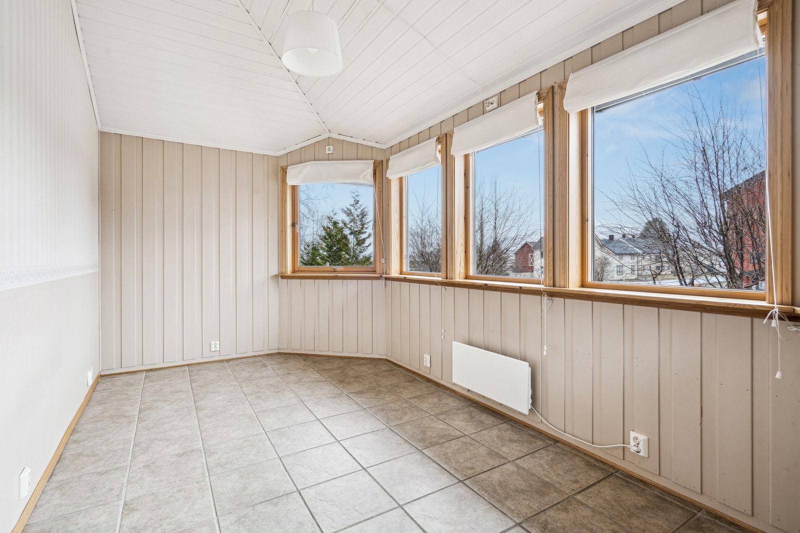 Spisestue på 14,4 kvm, adskilt fra kjøkkenet. Galleribilde