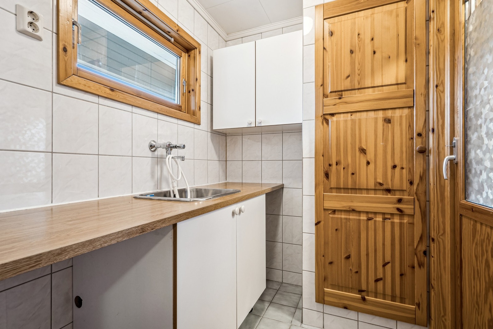 Eget vaskerom fra entréen med egen inngang fra trappeoppgang. Galleribilde