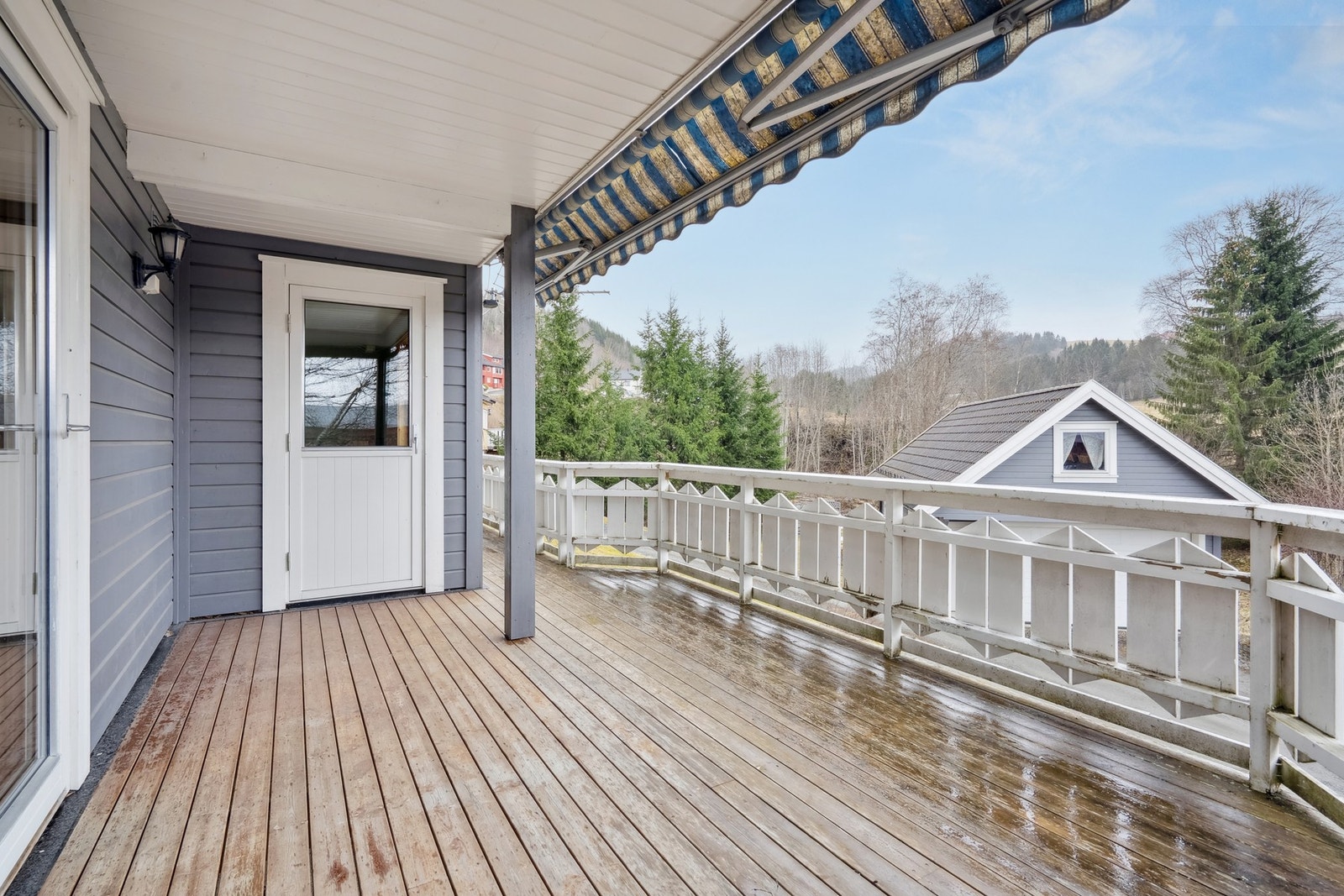 Vestvendt veranda på hele 35,9 kvm med utgang fra soverommet. Galleribilde