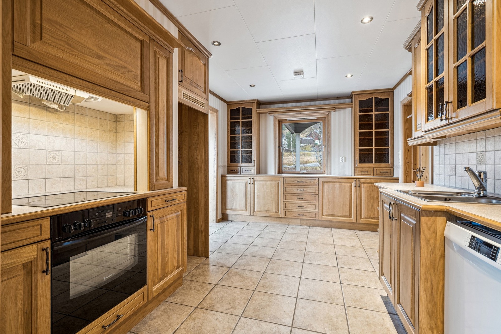 Kjøkken med god skap- og benkeplass. Galleribilde