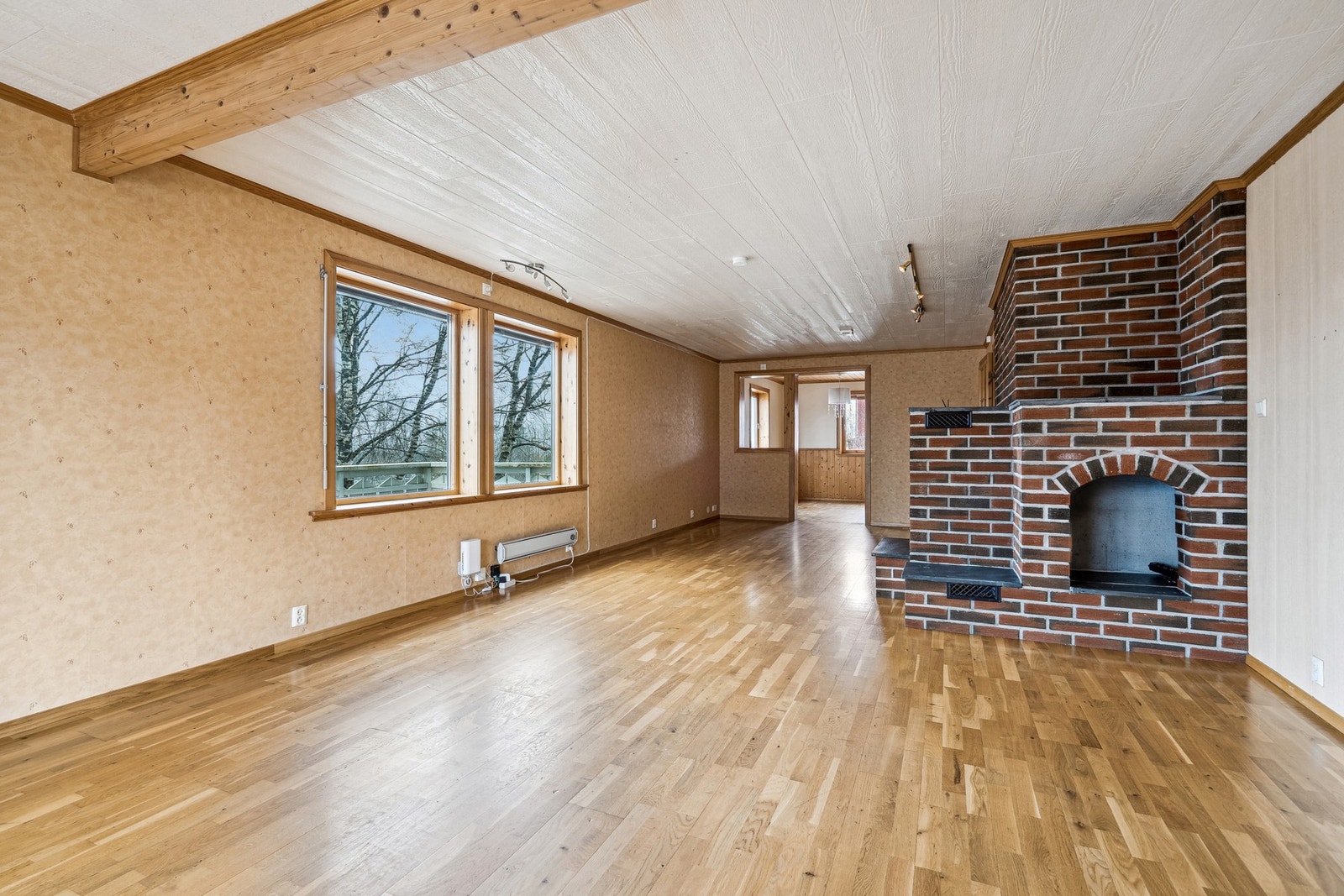 Lys og romslig stue med god plass til både sofagruppe og spisebord. Galleribilde