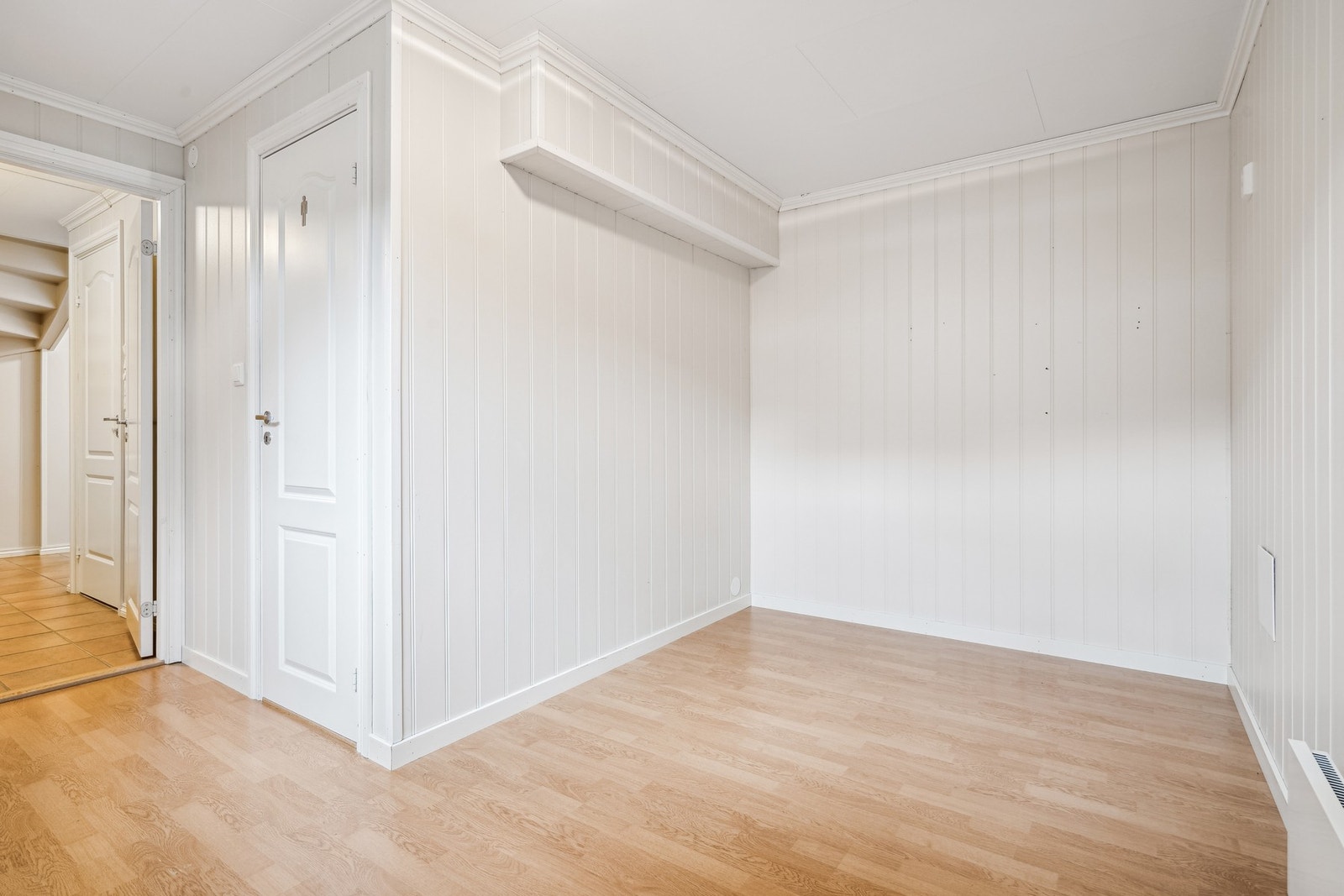 Disponibelt rom i sokkeletasje som disponeres av hoveddelen. Galleribilde