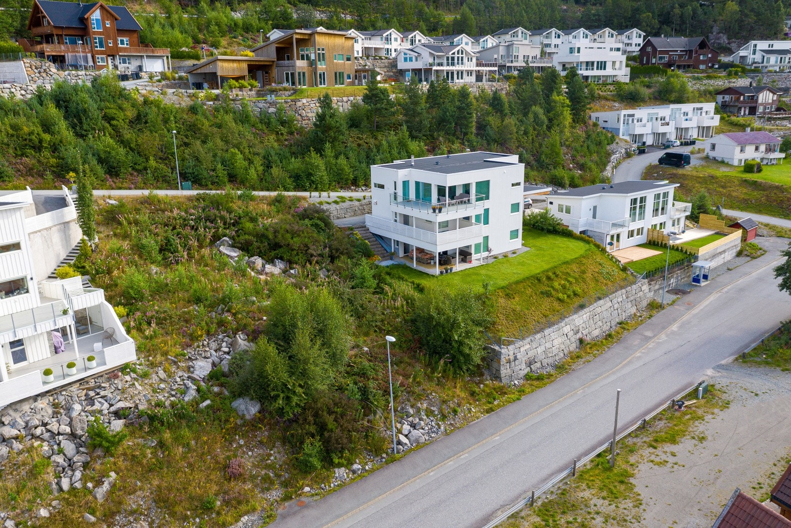 Eiendommen ligger i et naturskjønt, rolig og barnevennlig område i Skjersvika ca 3 km fra Jørpeland sentrum. Galleribilde