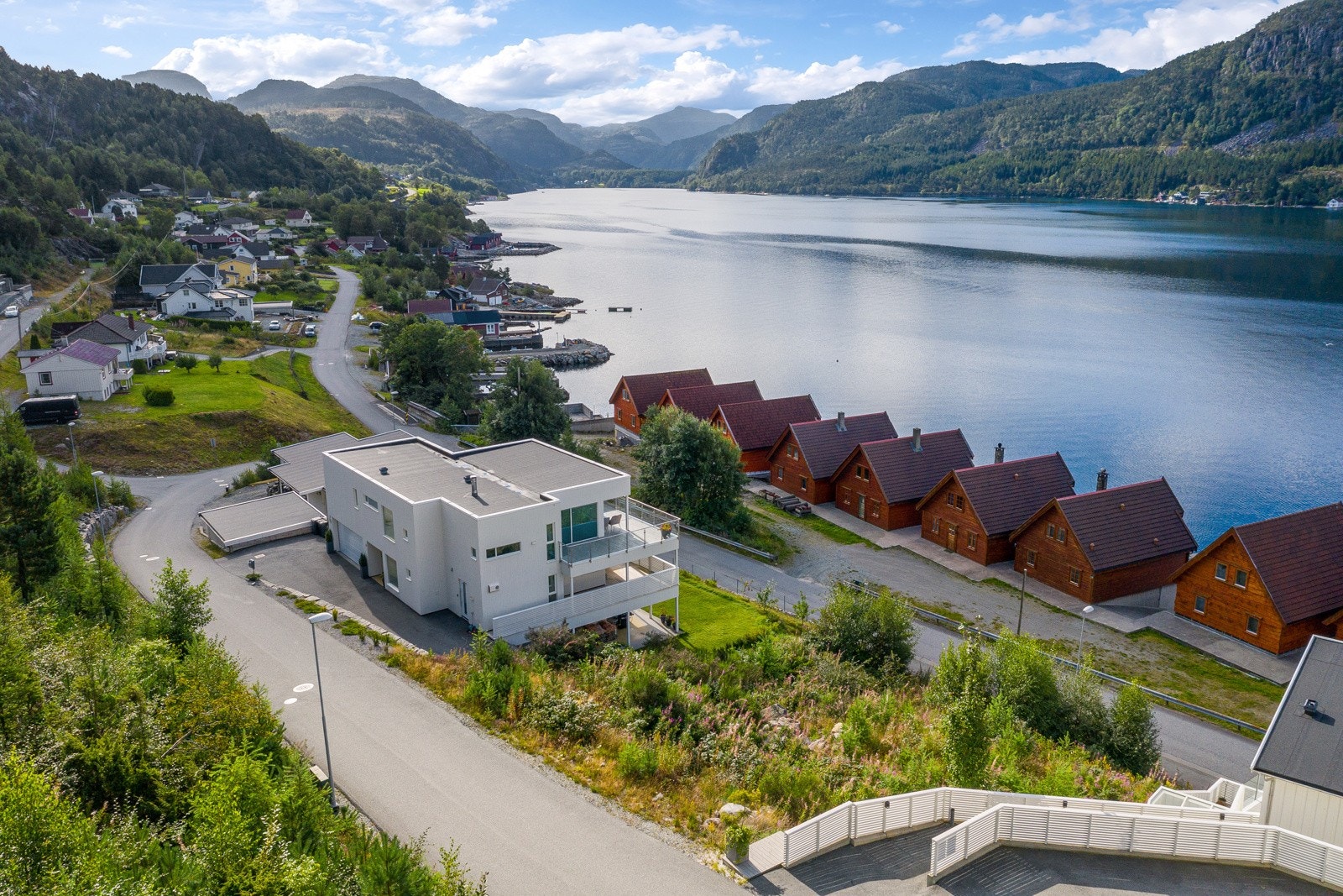 Stor boligtomt på 818 kvm med nydelig utsikt over fjorden. Galleribilde