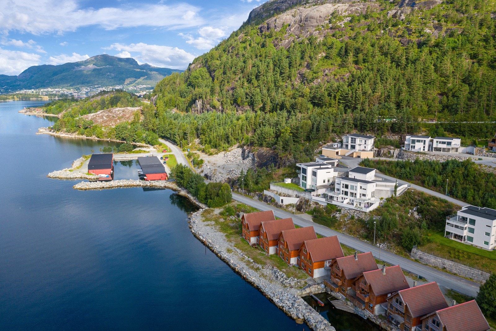 rad.Nyere bebyggelse og godt etablert nabolag med hyggelig bomiljø er gjennomgående. Galleribilde
