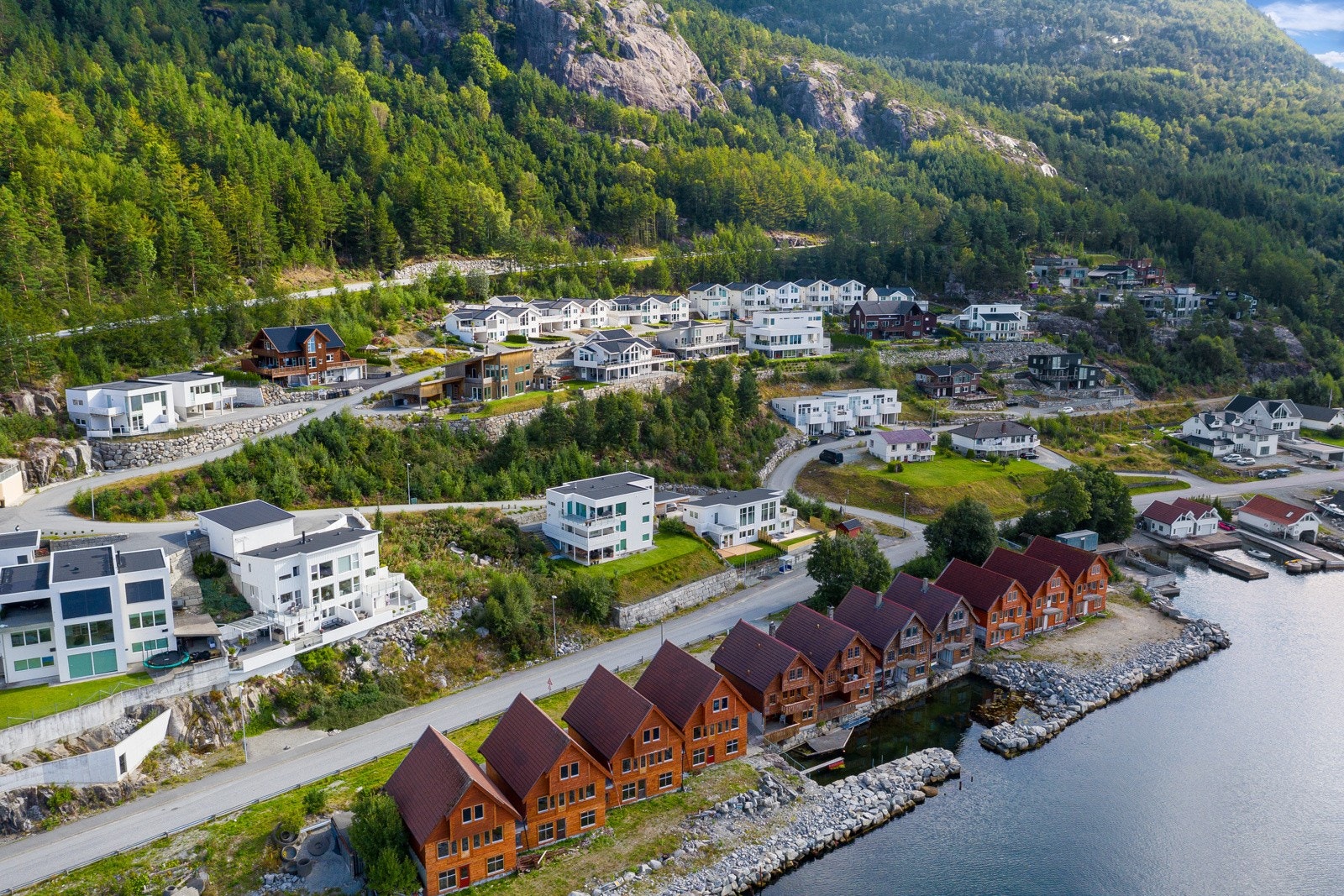 Eiendommen har en fin beliggenhet, kun noen få minutters kjøring fra Jørpeland sentrum. Galleribilde
