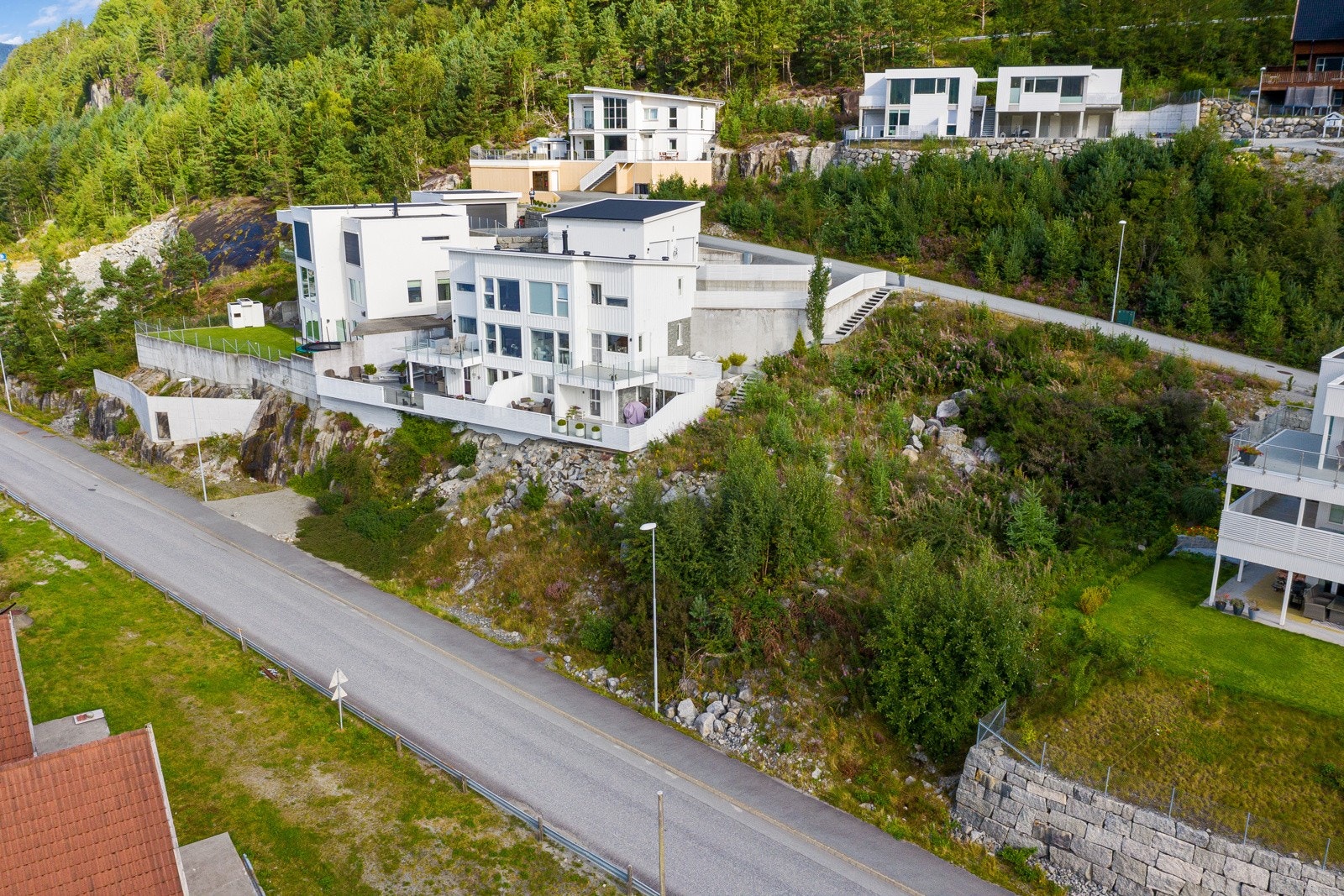 Nyere bebyggelse og et godt etablert nabolag med hyggelig bomiljø. Galleribilde