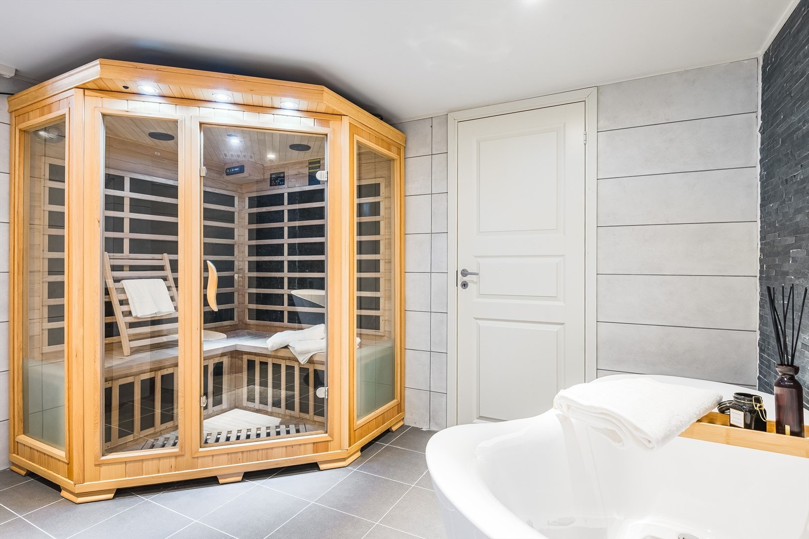 Lekker badstue på badet i underetasjen. Galleribilde