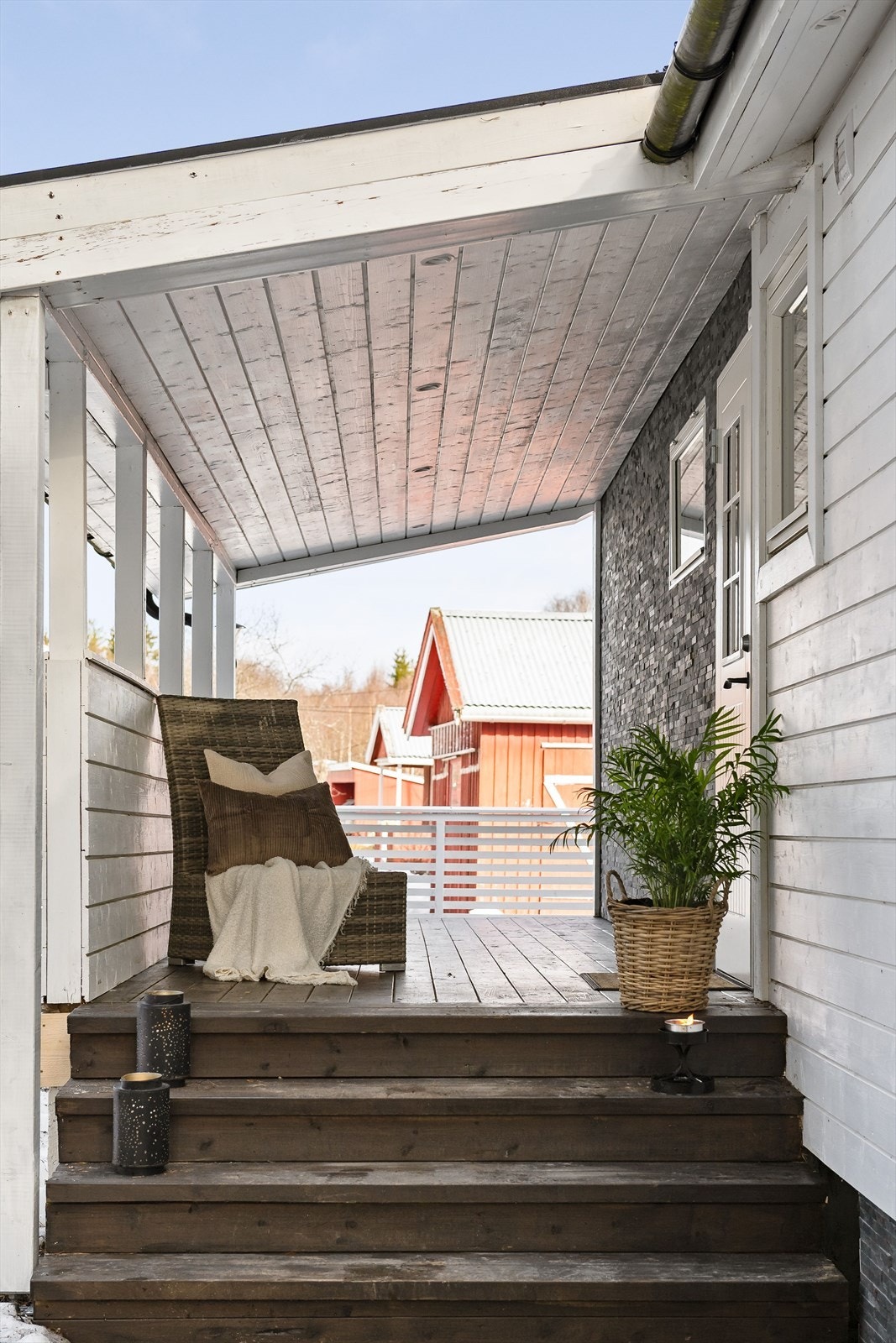 Overbygget inngangsparti med downlights i himlingen. Galleribilde
