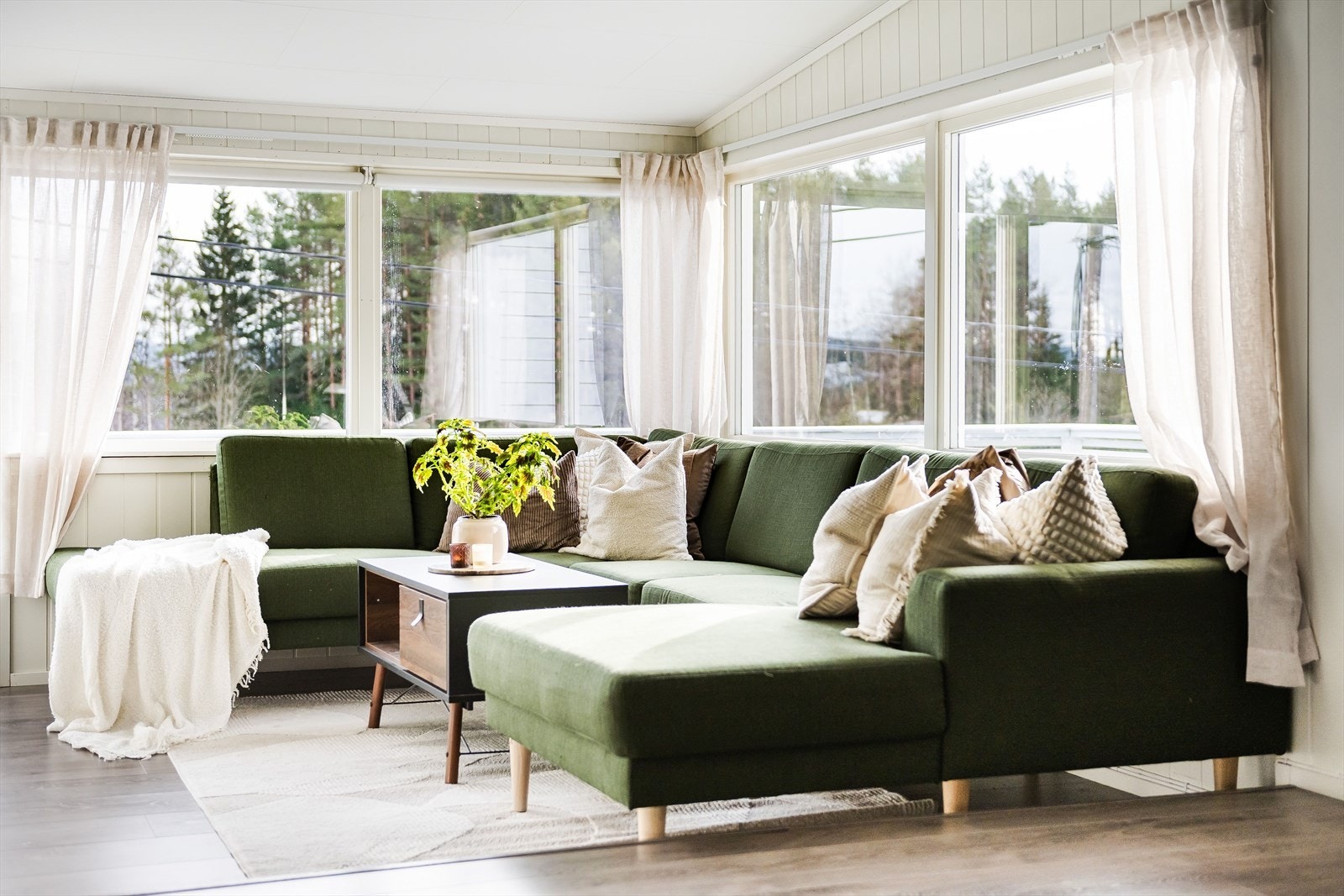 Stuen har god plass til stor sofagruppe. Galleribilde
