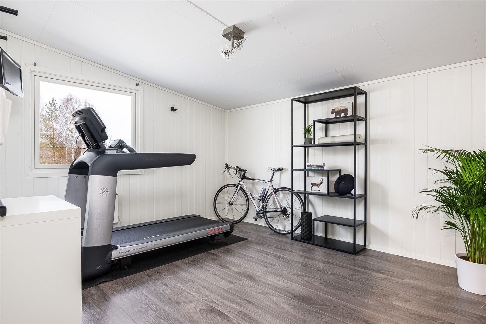 Disponibelt rom med muligheter for treningsapparater eller kontor. Galleribilde