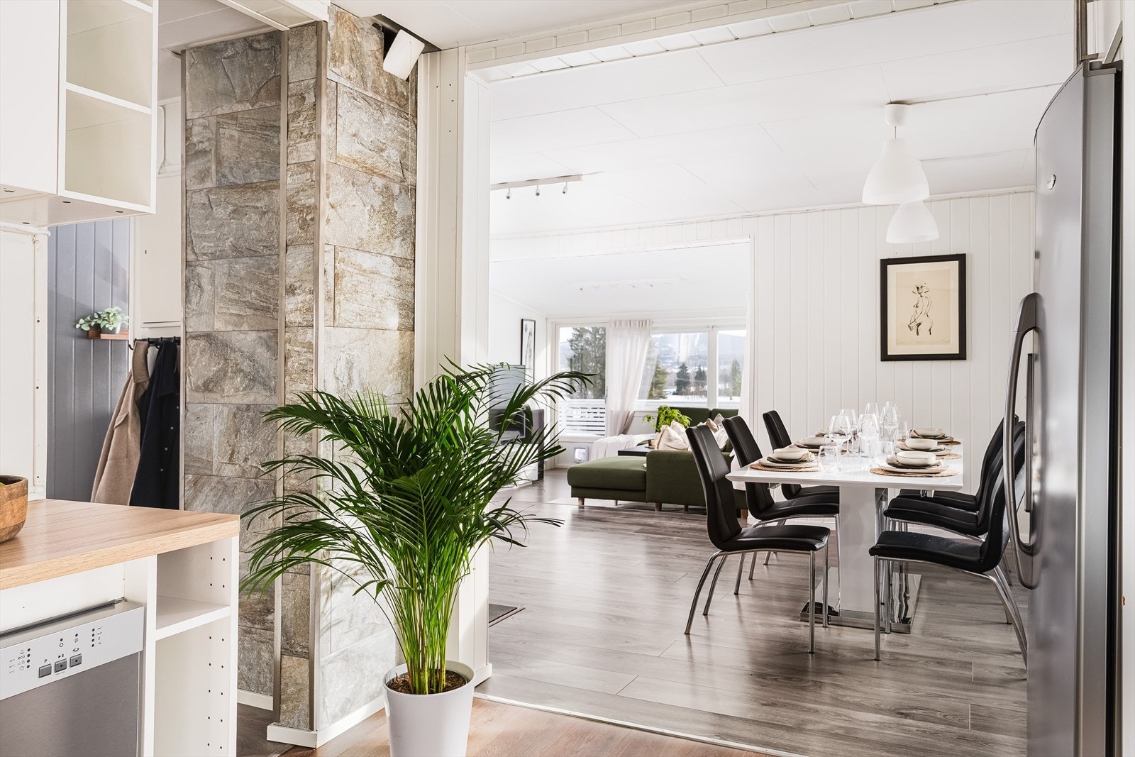 Fra spisestuen kommer man inn på kjøkkenet, som ligger i dels åpen løsning. Galleribilde
