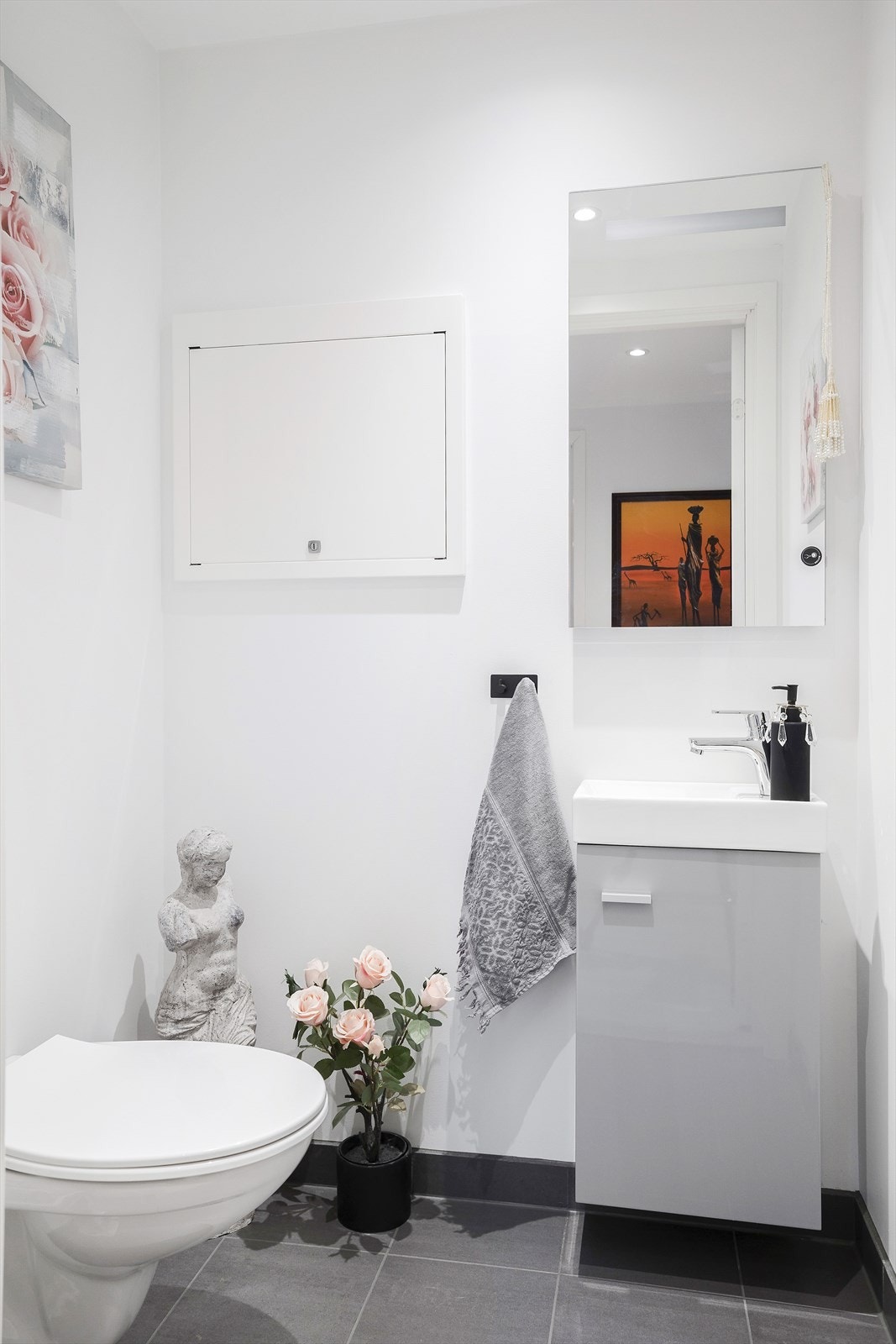 Det er separat gjestetoalett med adkomst fra entreen Galleribilde