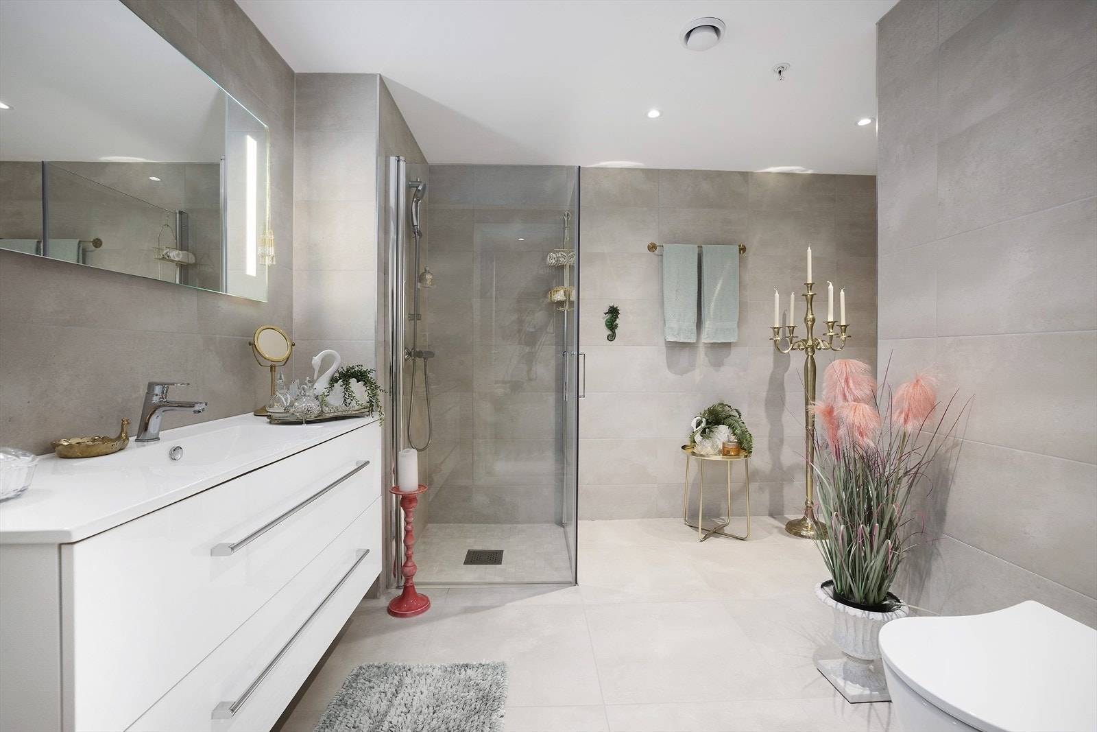 Badet er helfliset med varmekabler i gulvet Galleribilde