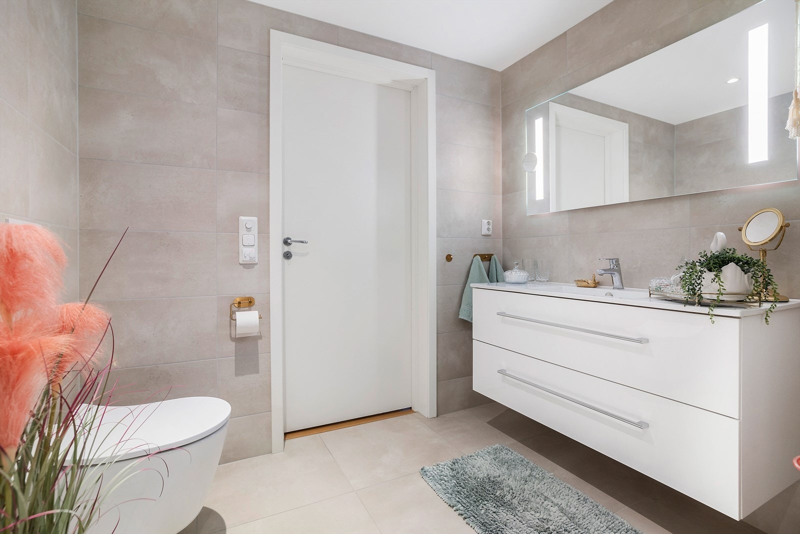 Delikat bad med tidsriktige og behagelige farger Galleribilde