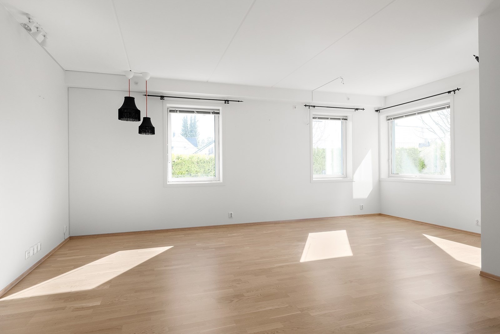 Stue med plass til stor tv på veggen. Galleribilde