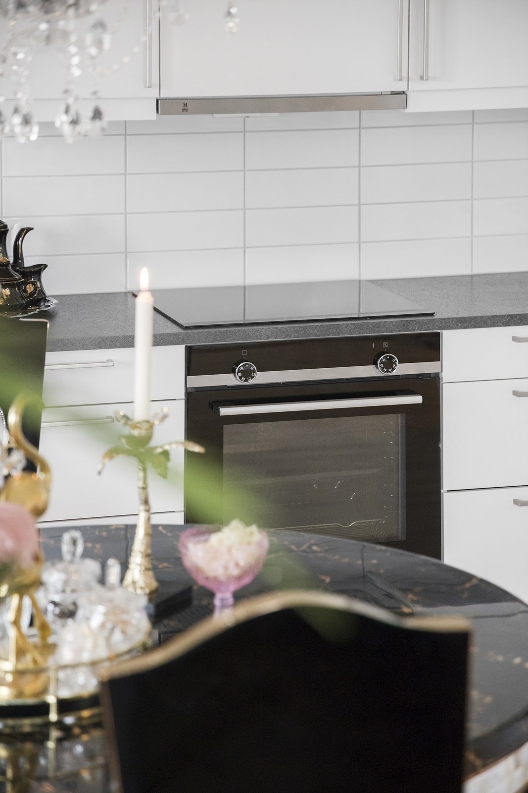 Her er platetopp, komfyr, kjøleskap, fryser og oppvaskmaskin integrert Galleribilde