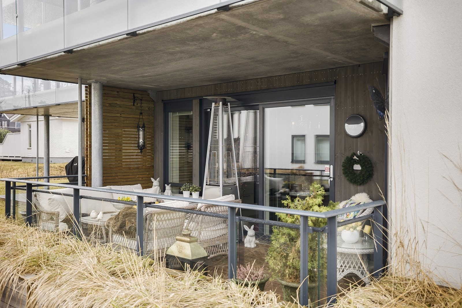 Fra kjøkkenet er det utgang til terrassen på 13 m2 Galleribilde