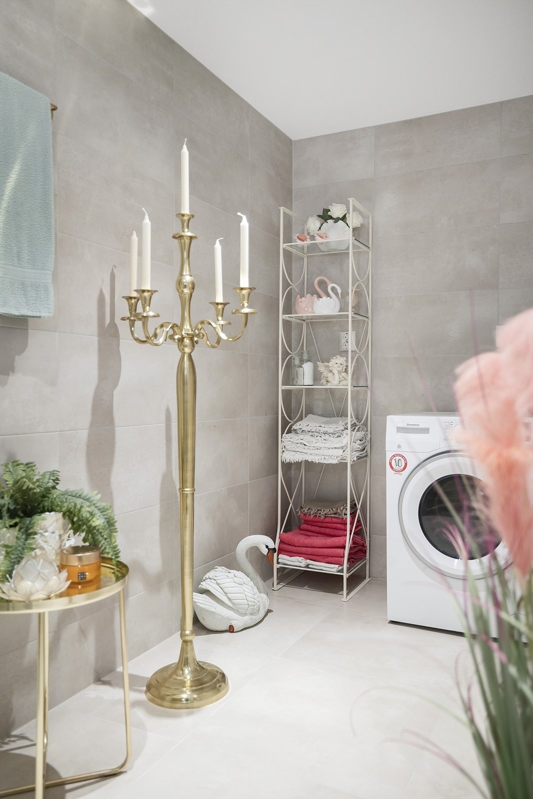 Badet har god størrelse og plass til ekstra møblement Galleribilde