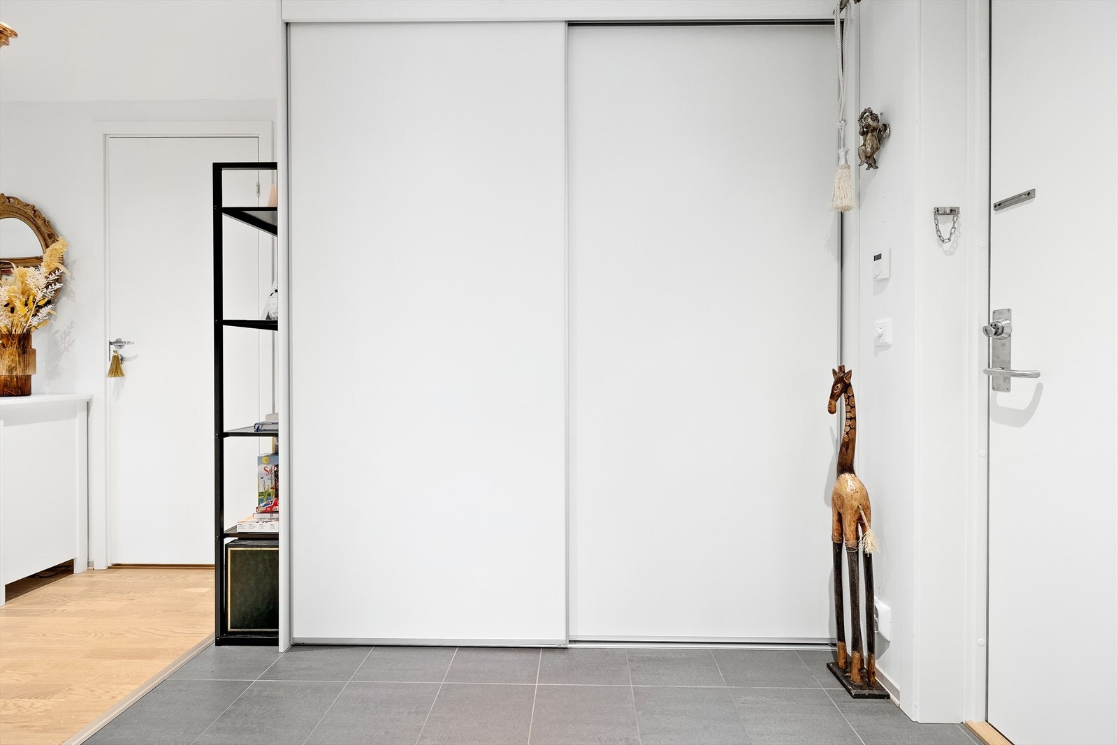 Entreen er romslig og har stor skyvedørsgarderobe Galleribilde