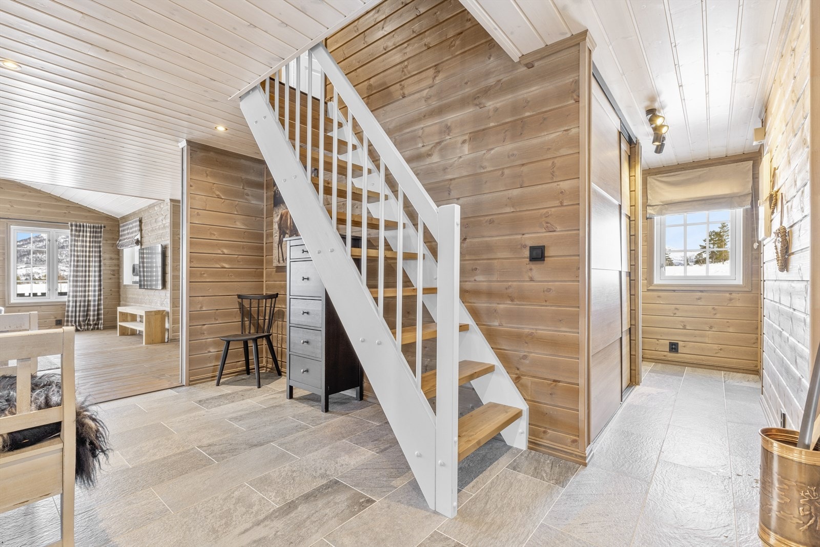 Romslig garderobe i entrêen med rikelig plass Galleribilde