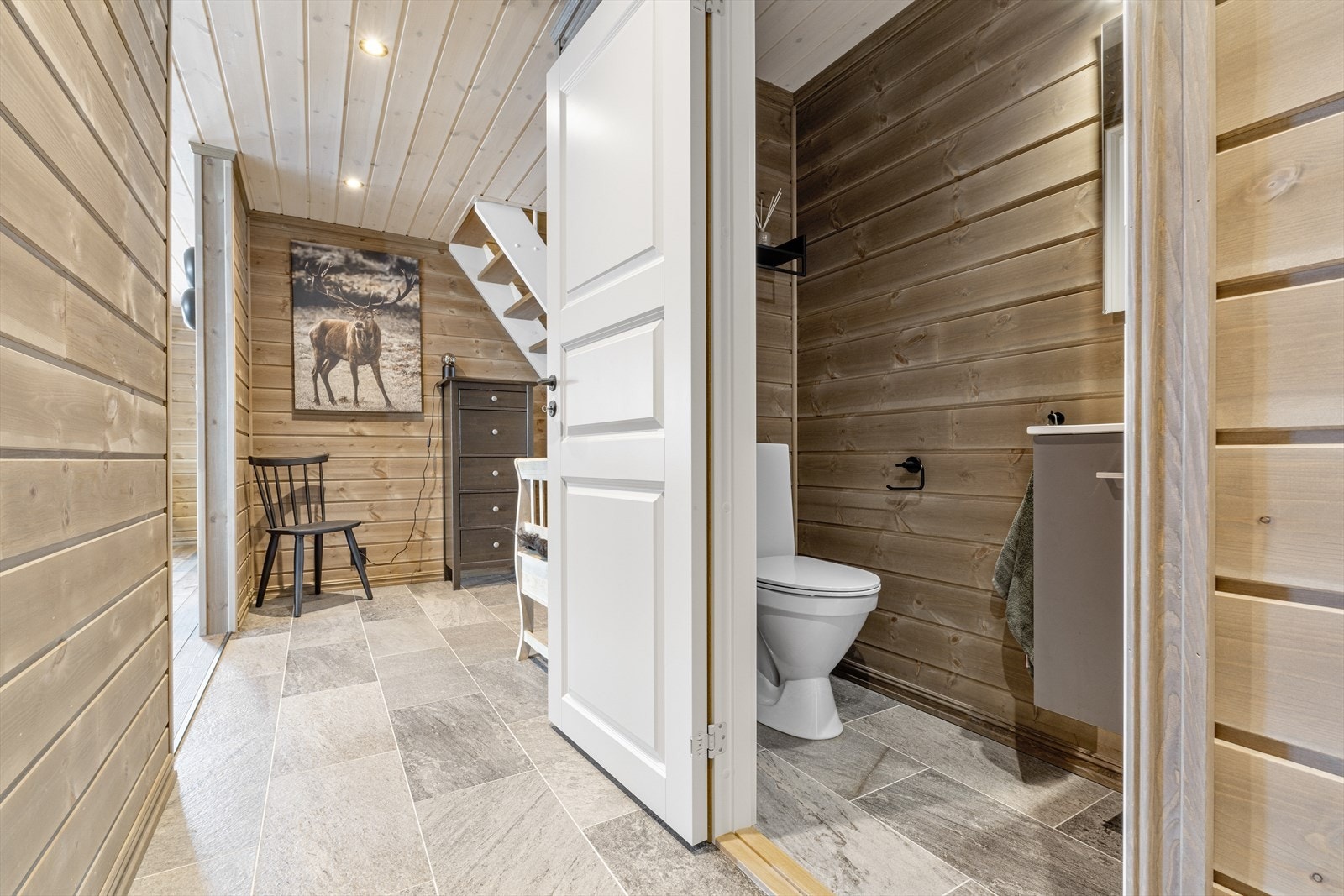 Praktisk separat toalettrom i gangen Galleribilde