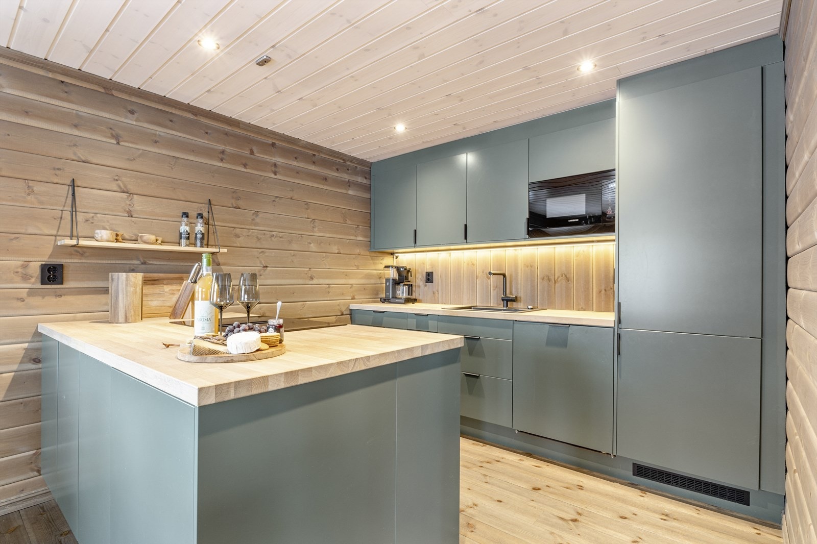 Integrerte hvitevarer og rikelig med skapplass Galleribilde