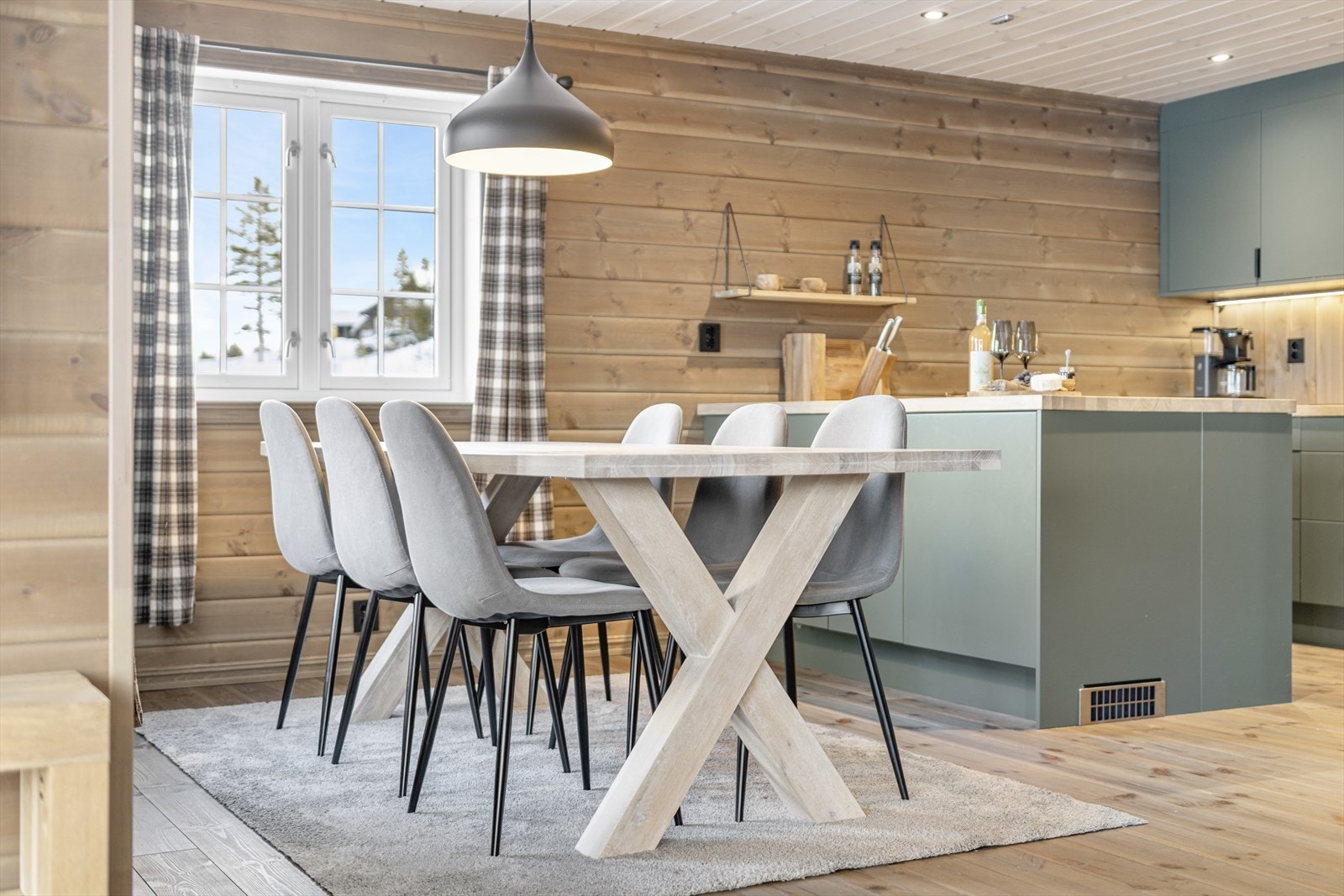 Kjøkkenet er praktisk innredet med moderne skap og god arbeidsplass Galleribilde