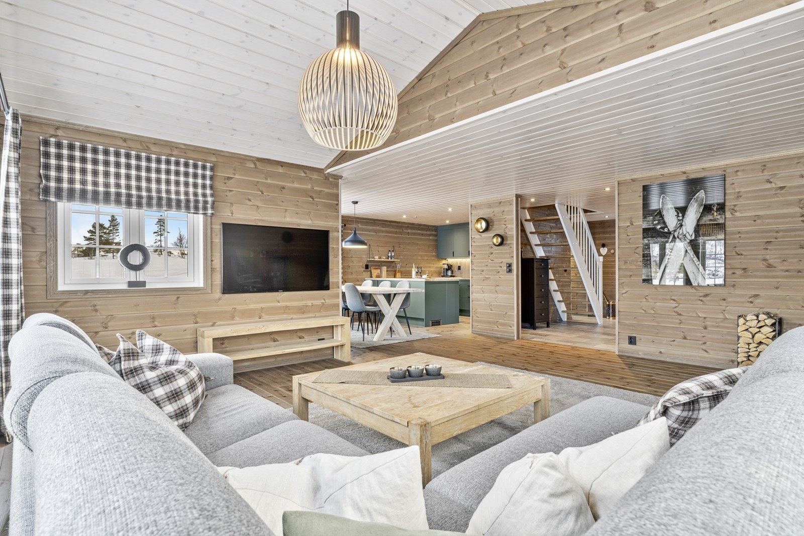 Den åpne løsningen mot kjøkkenet gjør det enkelt å være sosial, enten du lager mat eller slapper av i sofaen Galleribilde