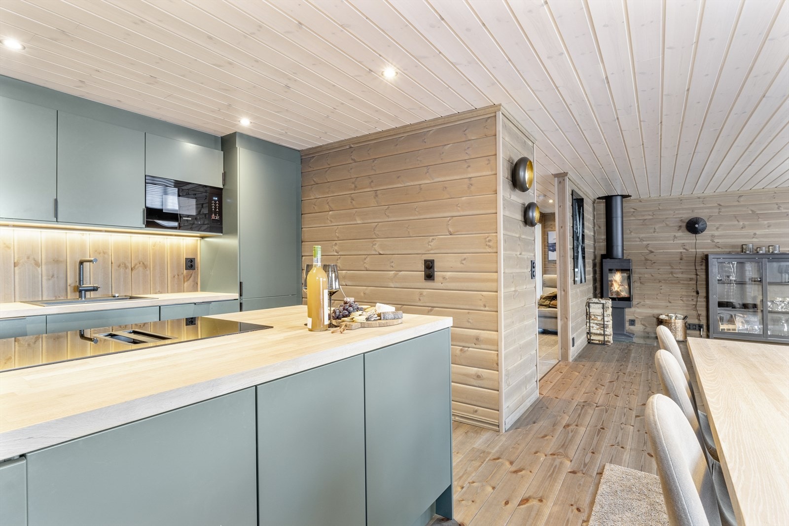 Plass til både spisebord og andre nødvendige fasiliteter på kjøkkenet Galleribilde