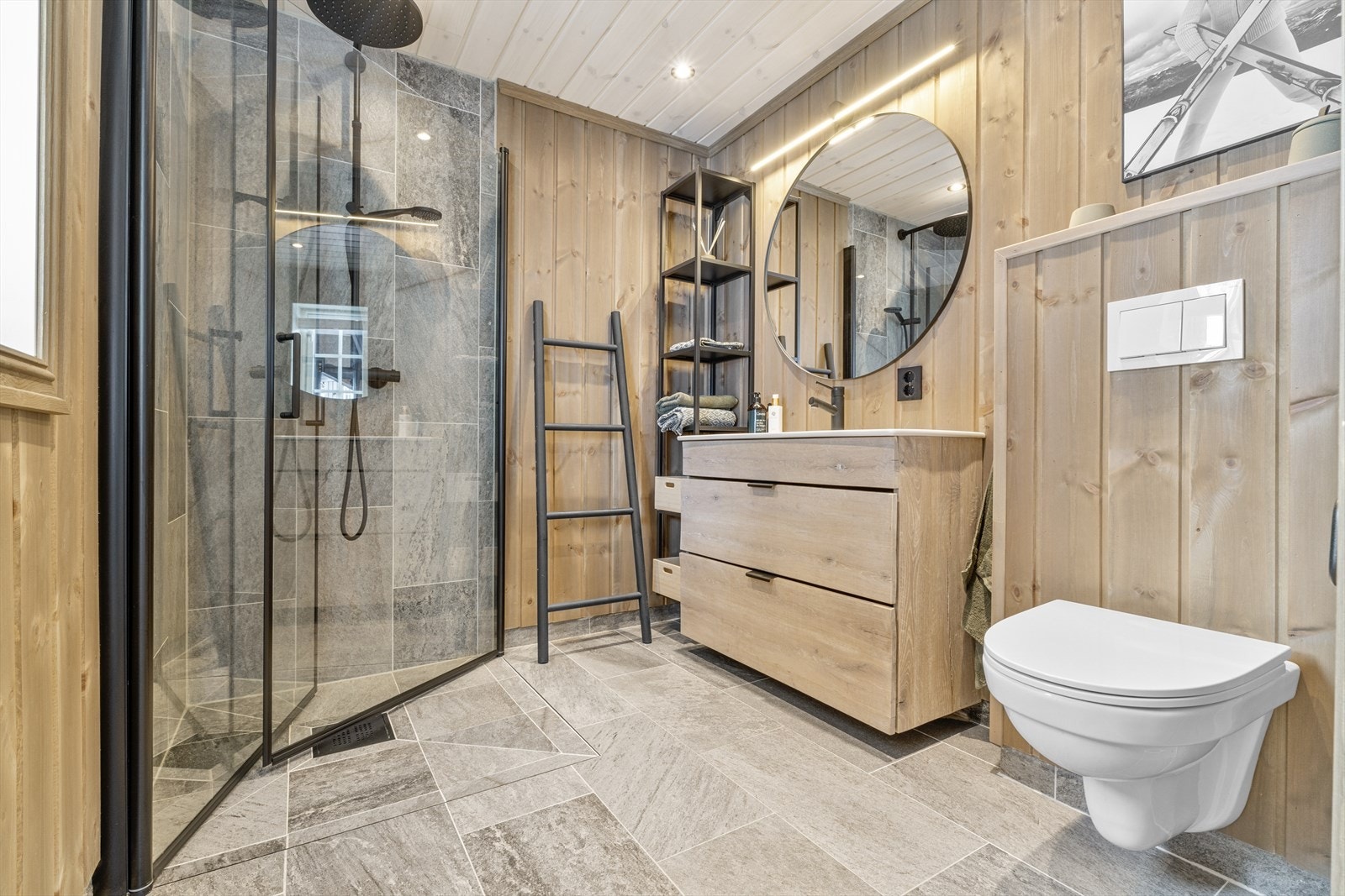 Delikat bad - Nydelig innredning og dusjhjørne. Enkel tilkomst fra entrêen Galleribilde