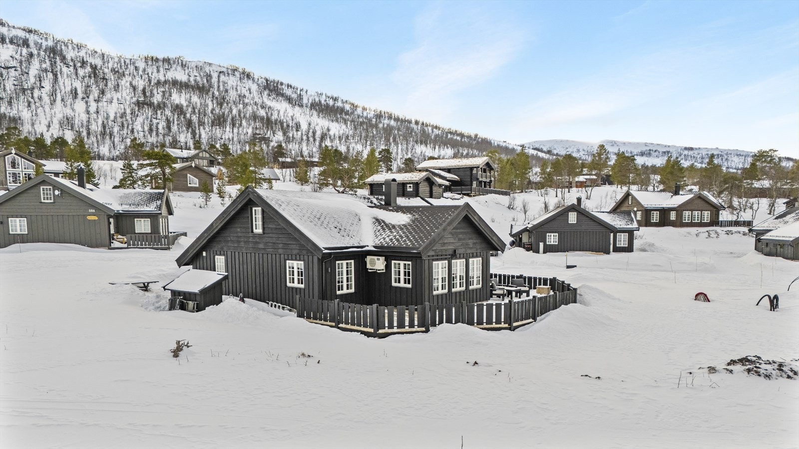 Fritidsboligen ligger vakkert til i åpent fjellterreng Galleribilde