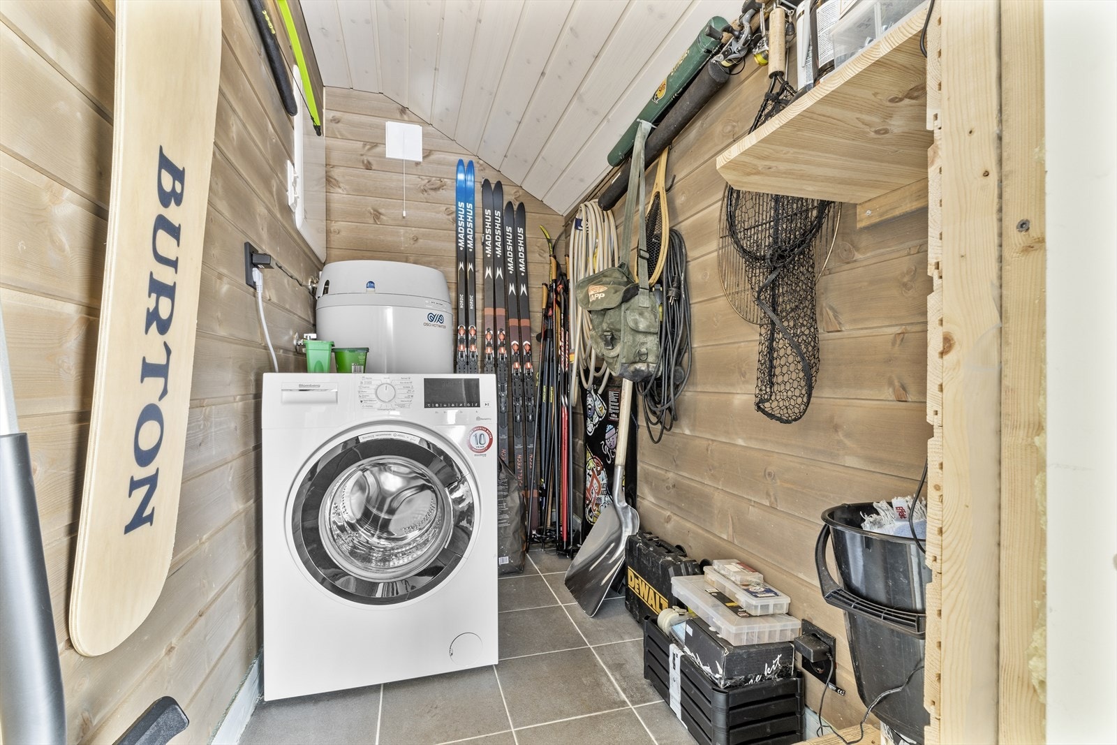 Praktisk bod - God lagringsplass for utstyr og diverse Galleribilde