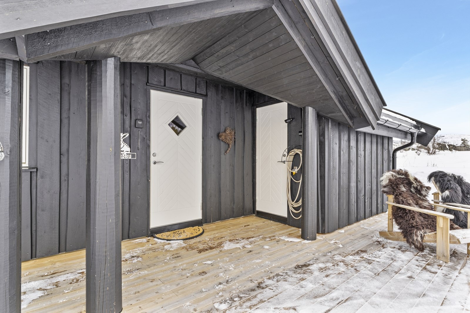 Praktisk overbygget inngangsparti, utvendig bod rett ved inngangsdøren Galleribilde