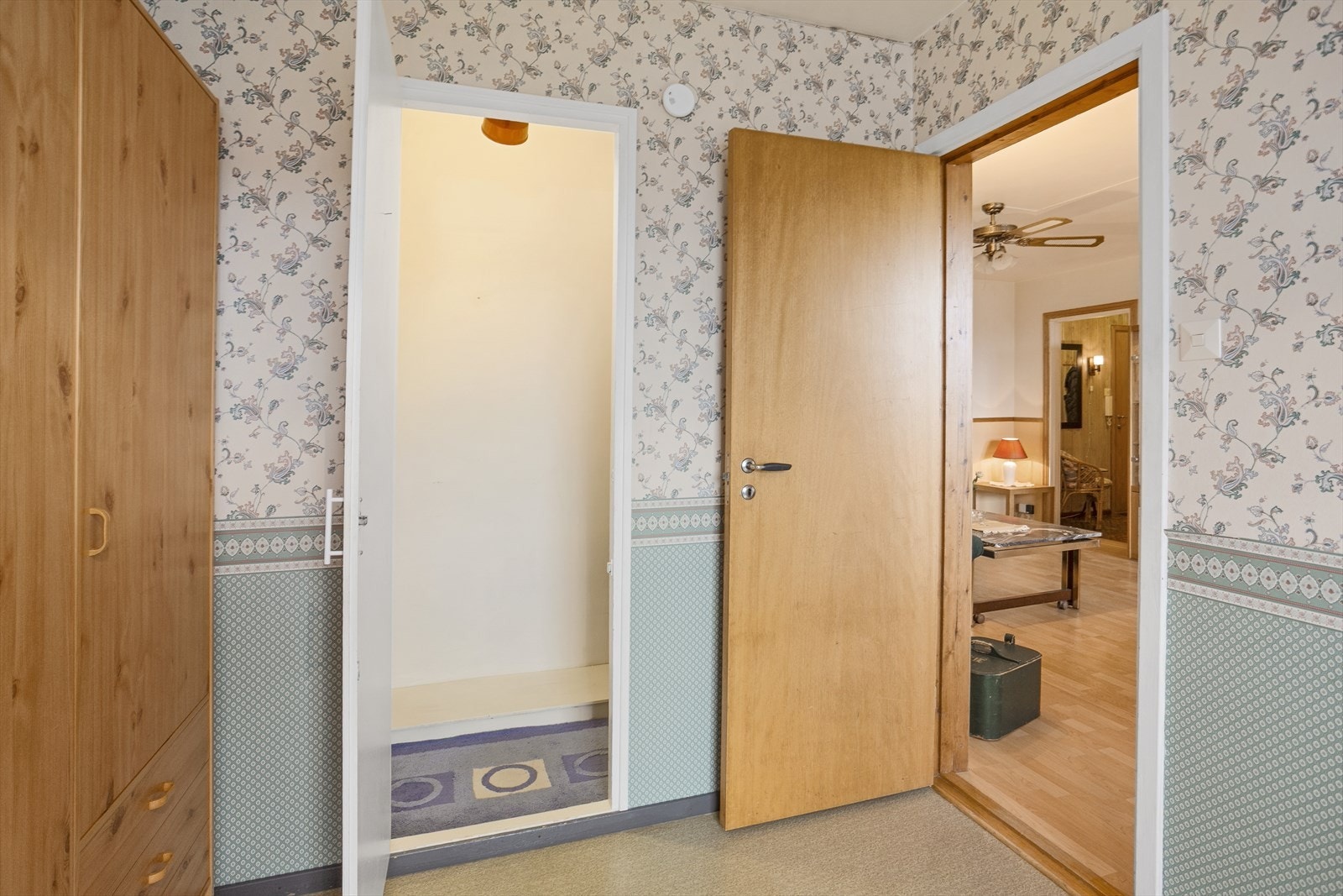 Walk-in closet eller kanskje bare en bod? Galleribilde