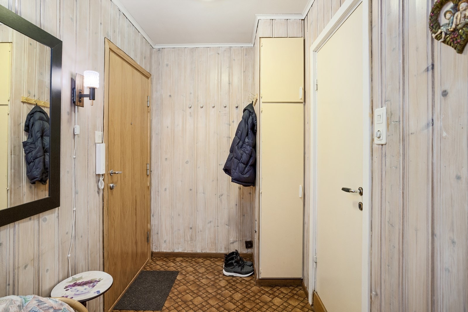 Gangen har linoleum på gulvet og panel på veggene. Galleribilde