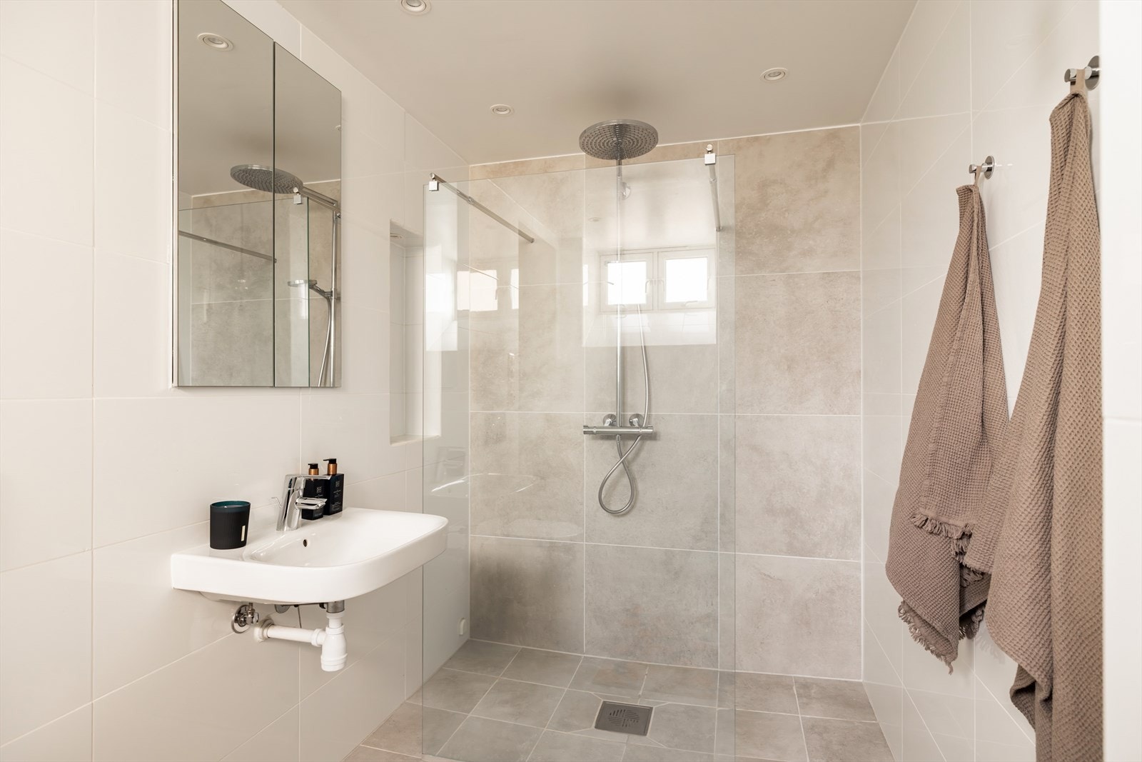 Lekkert, flislagt bad fra 2018. Galleribilde