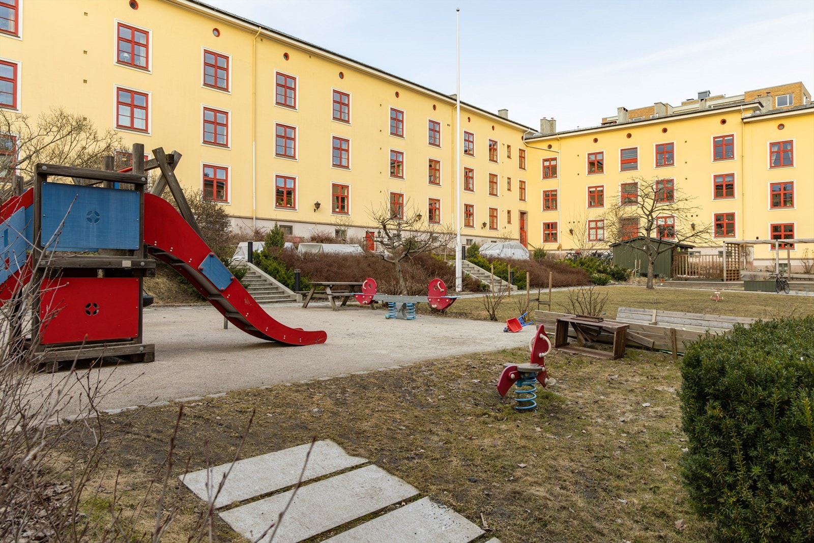 Morellgården er kjent for sin nydelige bakgård med flotte frukttrær. Galleribilde