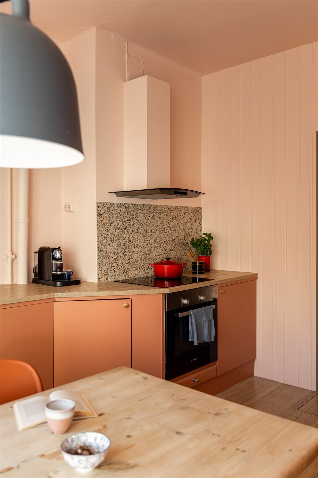 Kjøkkenet er velutstyrt med oppvaskmaskin og integrerte hvitevarer bestående av komfyr, platetopp og kjøleskap. Galleribilde