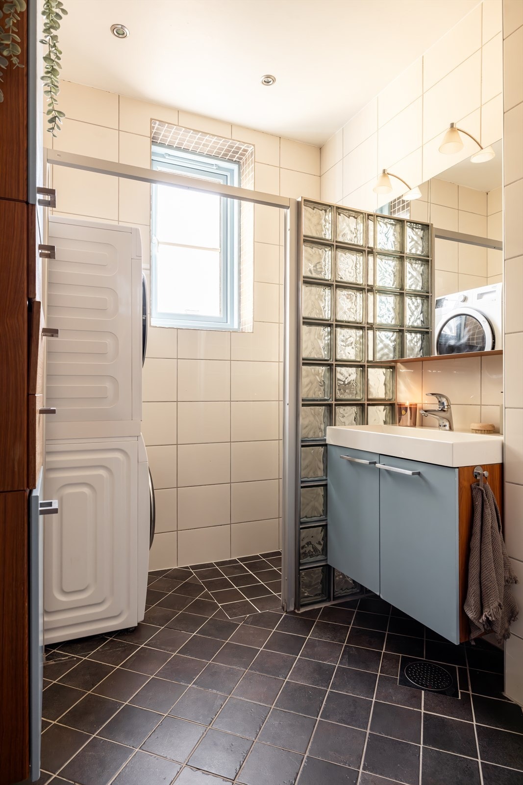 Flislagt bad av god størrelse med gulvvarme. Galleribilde