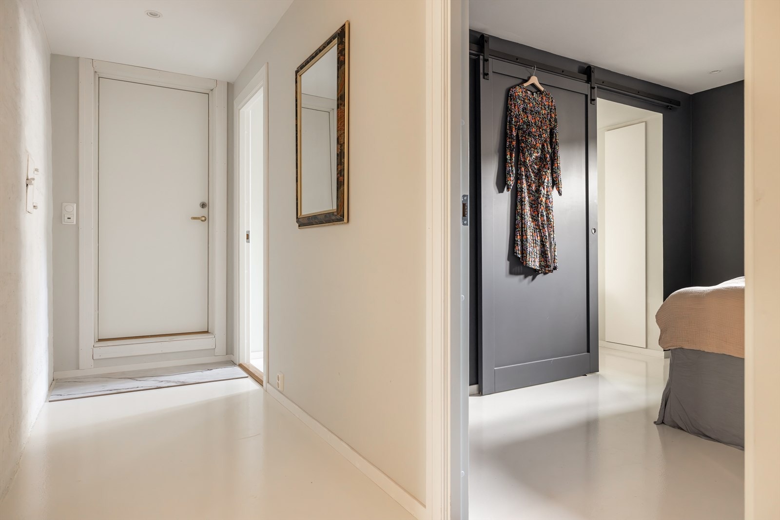 Fra mellomgangen har du adkomst til fellesareal med en romslig kjellerbod på ca. 11 kvm Galleribilde