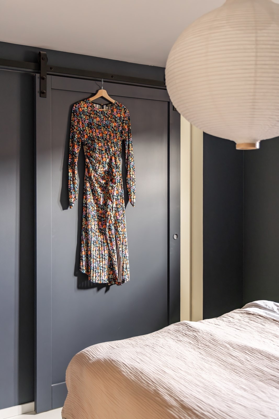 Det er skyvedør mellom rommene. Begge soverommene har også egen inngang fra mellomgangen. Galleribilde