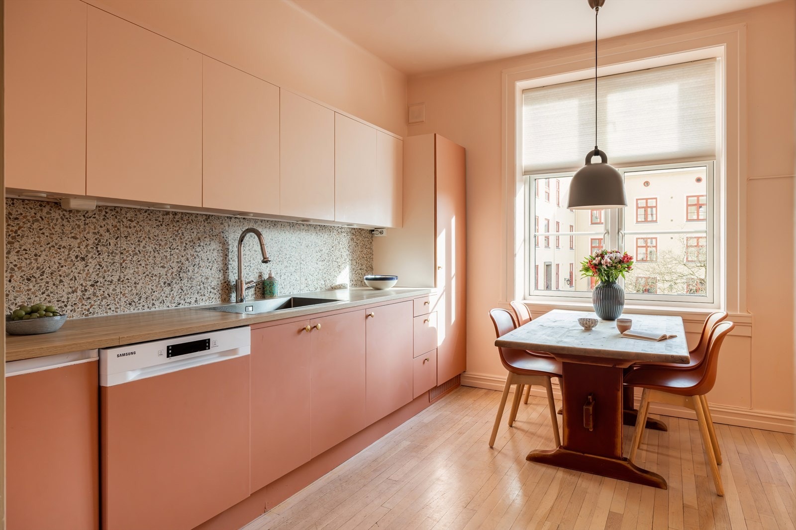 Stort, separat kjøkken med spiseplass. Galleribilde