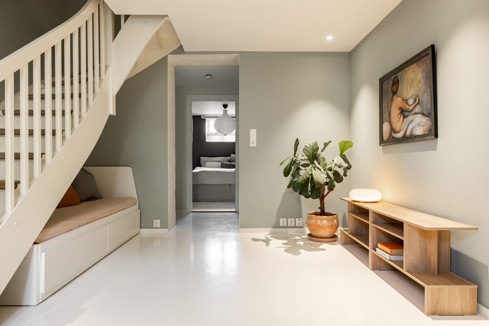 Det første som møter deg ned trappen er kjellerstuen. Galleribilde