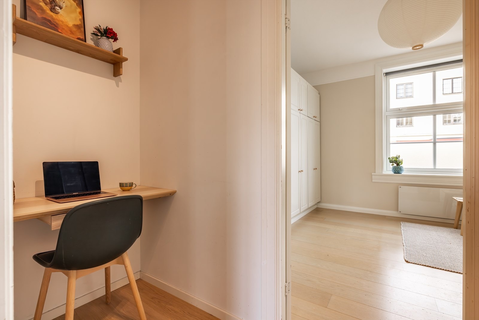 Mellomgang fra entréen til soverommet som passer utmerket som hjemmekontor. Galleribilde